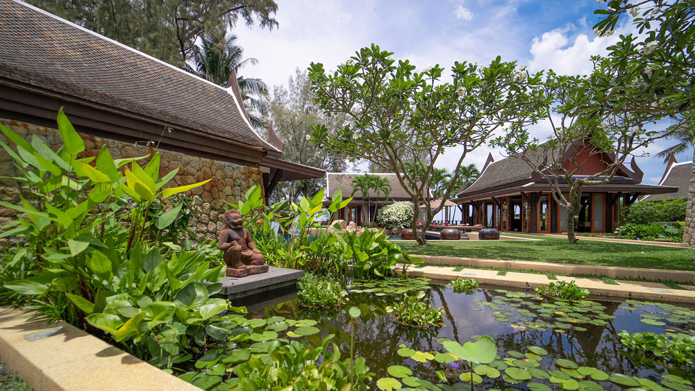 Villa Chada - Lush lawn gardens